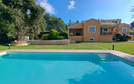 Beachside 6 bedroom excellently situated in Dasia