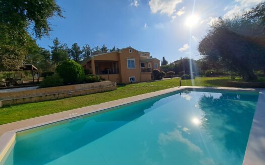 Beachside 6 bedroom excellently situated in Dasia