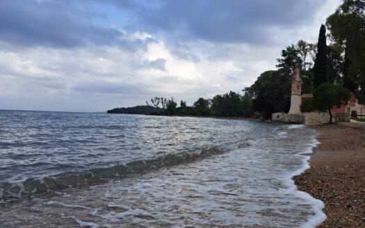 Beachside plot : 4000m2 with building potential