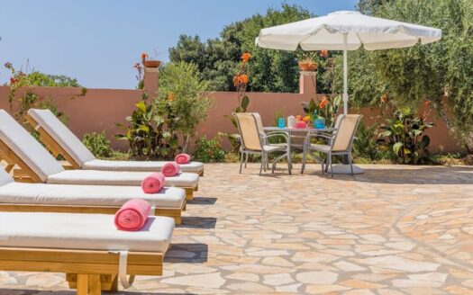 house with private swimming pool for sale