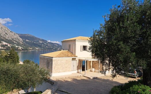 Amazing 5 bedroom villa walking distance to Barbati beach