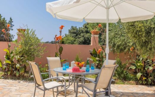 house with private swimming pool for sale