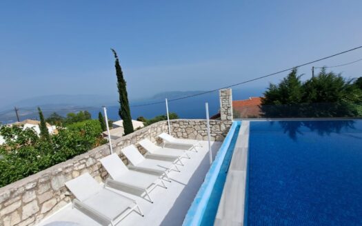 Stunning 3 bedroom house with stone features and sea view