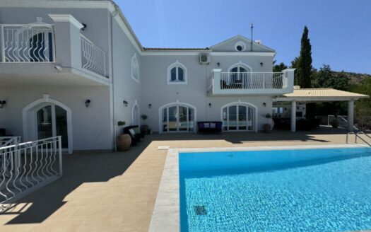 Stunning 5 bedroom villa with sea views