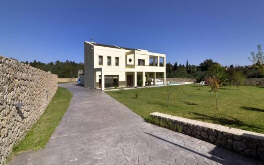 Beautifully Designed Contemporary Villa with Pool in central Corfu