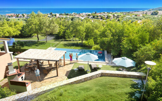 Only 4 remain – 2 Bedroom apartments with pool and sea views