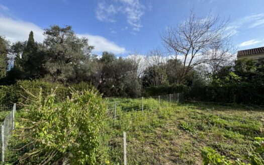 Exclusive listing in Dassia: Apartment complex