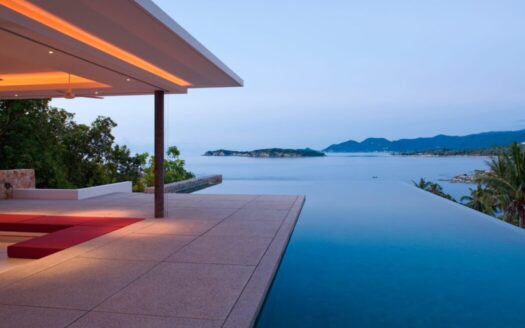 Luxury villa overlooking the sea in Greece, featuring modern architecture, infinity pool, and Mediterranean landscaping