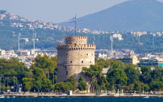 Modern apartments in Thessaloniki with sea view attracting foreign real estate investors in Greece.