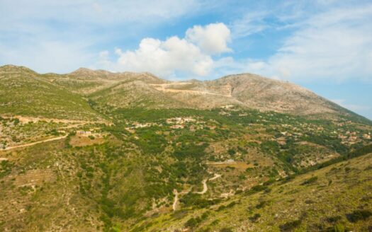 A beautiful holiday home in mainland Greece, showcasing the country’s diverse landscapes and rich cultural heritage, perfect for investment opportunities.