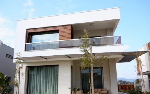 A luxurious villa in one of Greece's exclusive neighborhoods, showcasing the perfect blend of luxury, privacy, and breathtaking views, ideal for high-net-worth buyers