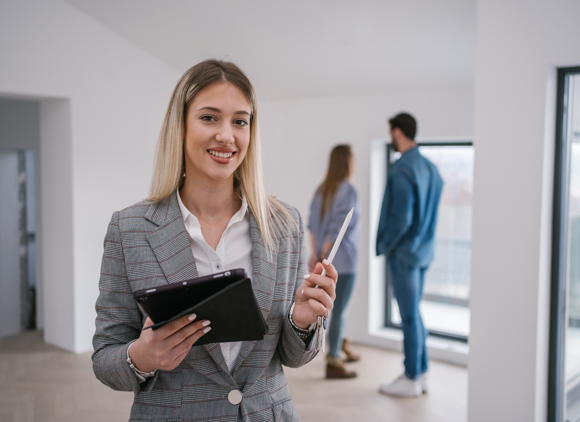 Real estate agent in Greece showing properties to clients, emphasizing key qualities of a good agent.