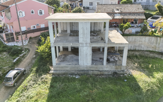 Concrete Structure Residence on a 460 m² Plot