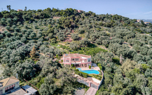 A Spacious Family Estate with Separate Apartment, Pool & Panoramic Views