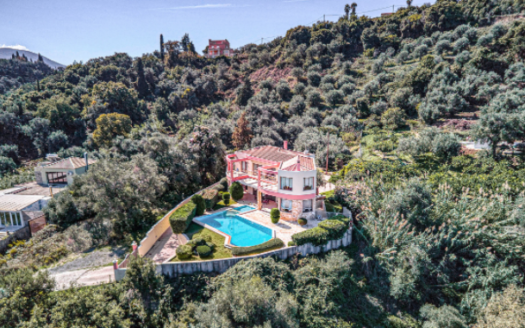 A Spacious Family Estate with Separate Apartment, Pool & Panoramic Views