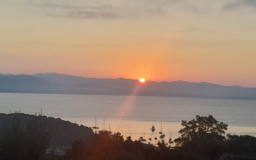 940 m² Plot with Three Houses in Mpogdanatika