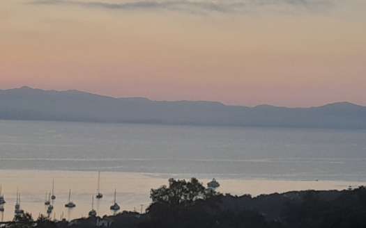 940 m² Plot with Three Houses in Mpogdanatika