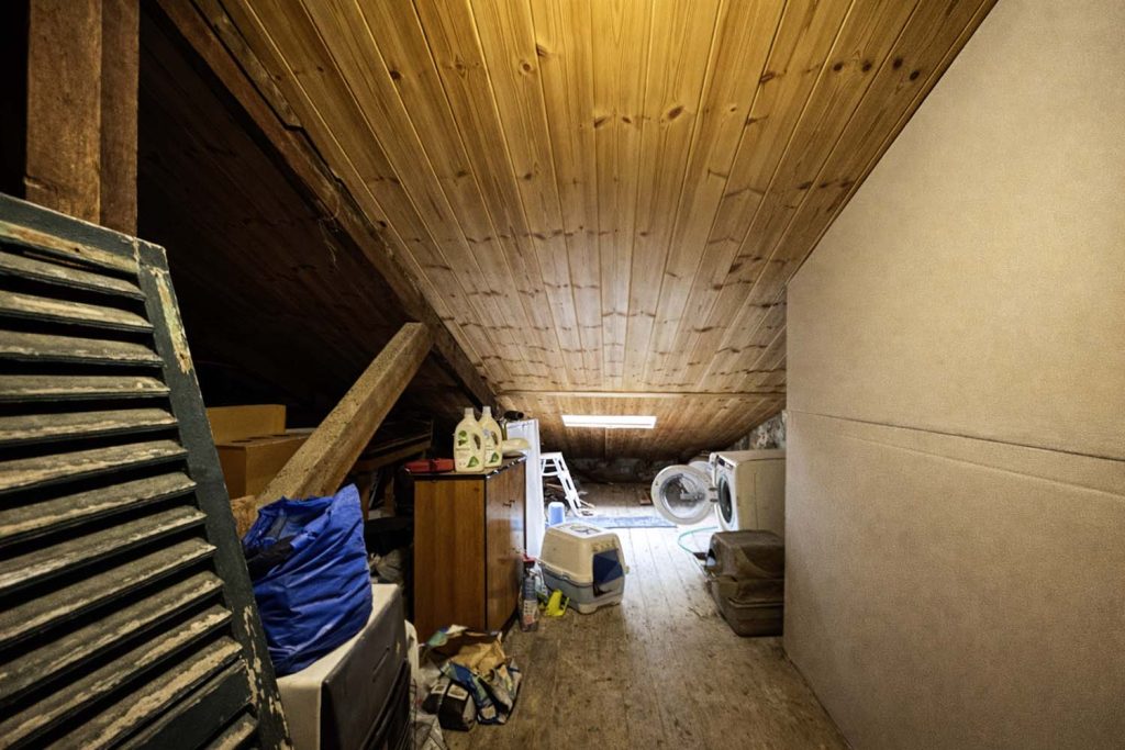 Spacious 3rd Floor Apartment for Sale in Corfu Old Town 160m² with Attic Potential (23)