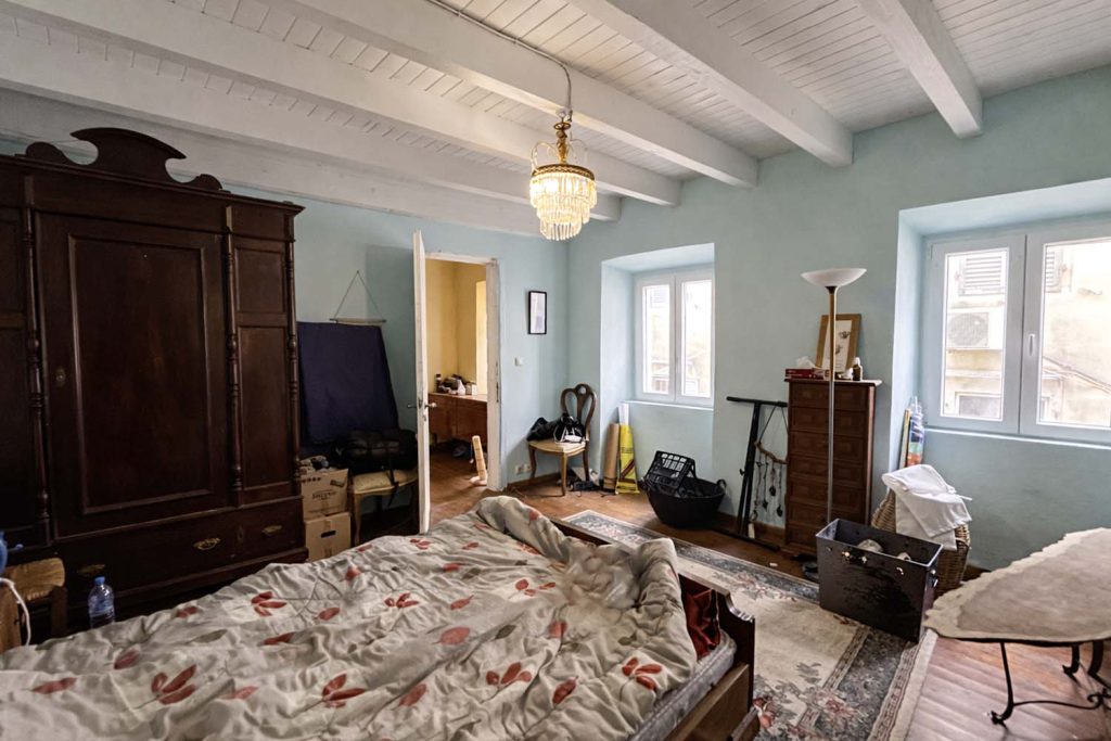 Spacious 3rd Floor Apartment for Sale in Corfu Old Town 160m² with Attic Potential (25)
