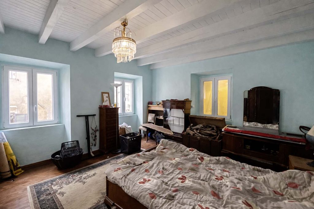 Spacious 3rd Floor Apartment for Sale in Corfu Old Town 160m² with Attic Potential (26)