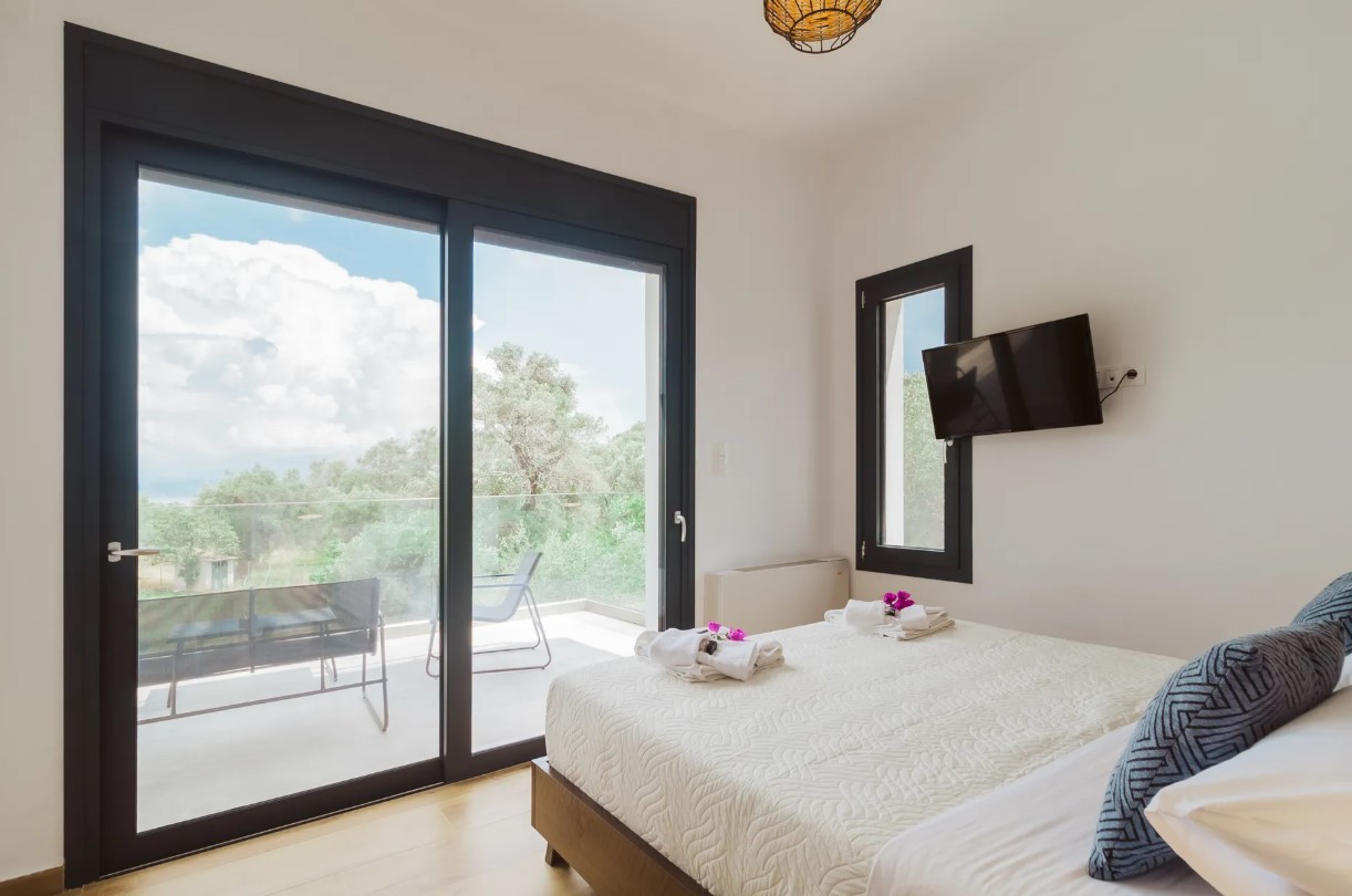 Listing photograph 16 of 22 of the house in Barbati, published by Chase Real Estate Corfu.