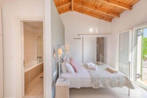 Four Bedroom Luxury Villa with Infinity Pool and Panoramic Sea Views for Sale in Kassiopi, North East Corfu (18)