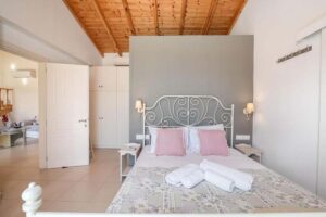 Four Bedroom Luxury Villa with Infinity Pool and Panoramic Sea Views for Sale in Kassiopi, North East Corfu (22)