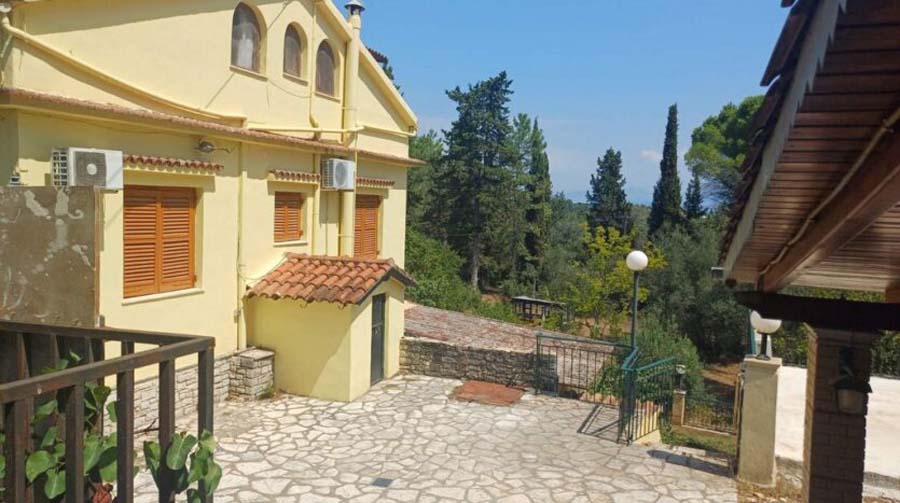 Listing photograph 2 of 15 of the house in Poulades, published by Chase Real Estate Corfu.