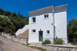 Three Bedroom Villa with Pool for Sale in Central Kassiopi, North East Corfu Exclusive with Chase Real Estate (29)