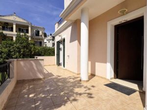 6 Bedroom Family Home with Separate Guest Accommodation in Alykes Potamou (41)