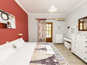 For Sale – Villa, 120 sqm on 2,000 sqm Land with Pool & Water Reservoir in Agios Georgios Pagon (19)