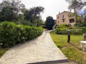Luxury 4 Bedroom House with 210 sqm Basement Garage, Elevator and Large Balconies in Poulades (4)