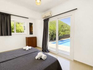 Renovated 3 Bedroom Villa with 50 m² Pool in Vatos, Corfu (16)