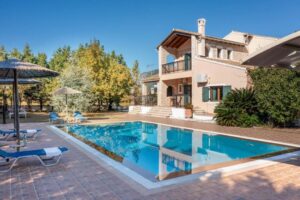 Three Bedroom Villa with Pool on a 3,200 m² Plot in Chalikounas, South Corfu (3)