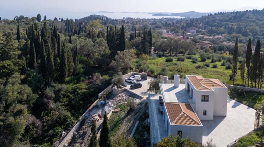 Listing photograph 10 of 32 of the house in Ipsos, published by Chase Real Estate Corfu.