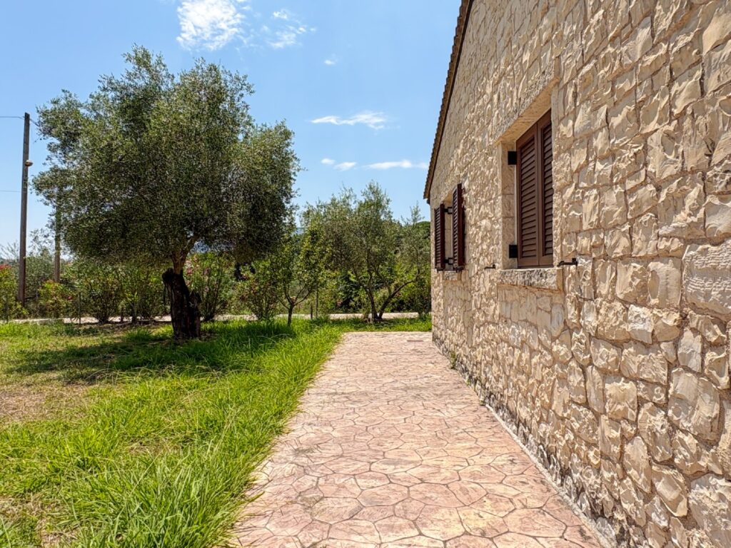 Beautiful Stone Villa on 2,000 m² Estate in Central Corfu (7)