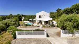 Spacious Country Estate with Two Detached Homes on 8,000 m² of Private Land (33)