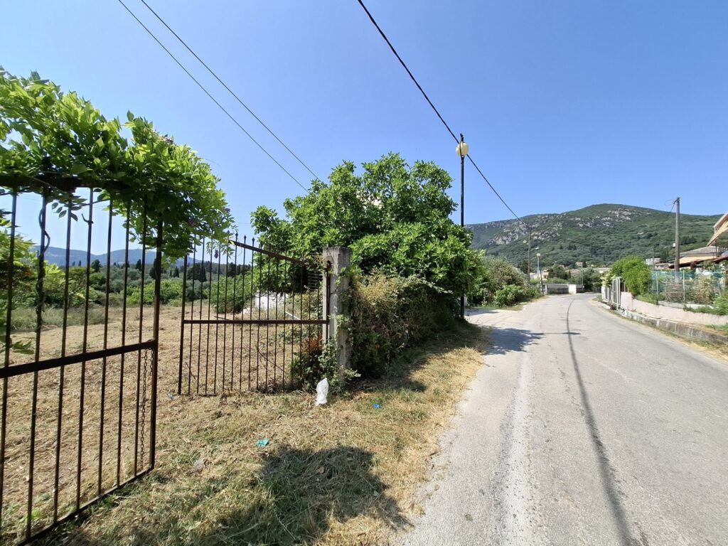 Spacious Plot with Mountain Views in Stroggili (1)