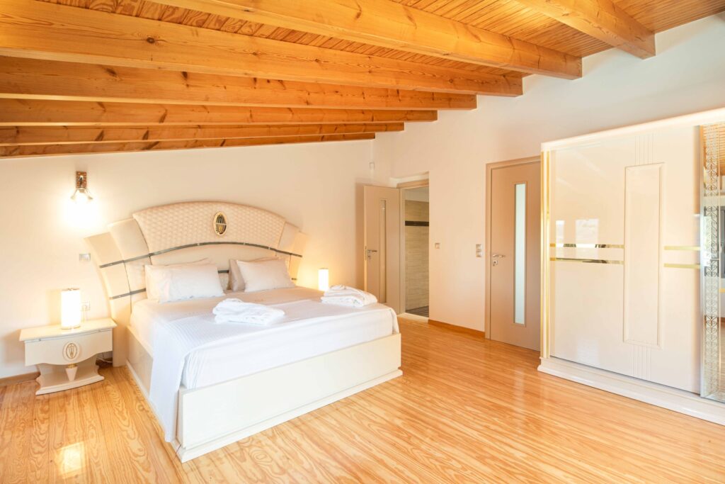Five Bedroom Luxury Villa with Indoor & Outdoor Pools in Kommeno, Corfu (17)