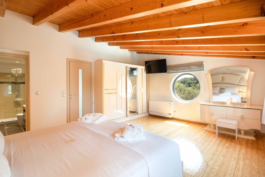 Five Bedroom Luxury Villa with Indoor & Outdoor Pools in Kommeno, Corfu (19)