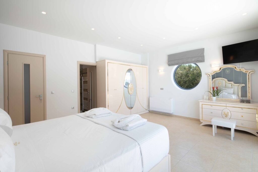 Five Bedroom Luxury Villa with Indoor & Outdoor Pools in Kommeno, Corfu (42)