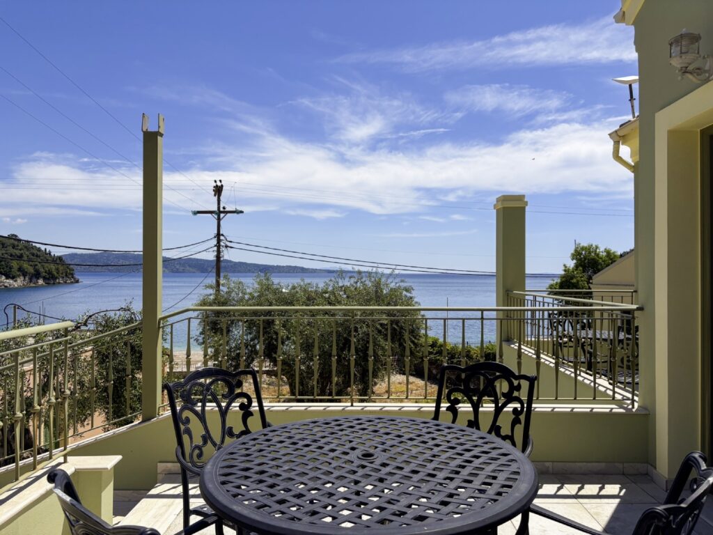 Kalami Bay Seafront Property – 4 Bedrooms, Walking Distance to Everything (10)