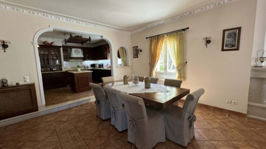 Luxury 4 Bedroom Beachfront Villa with Private Pool in Kassiopi, North East Corfu (10)