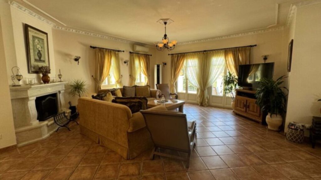 Luxury 4 Bedroom Beachfront Villa with Private Pool in Kassiopi, North East Corfu (11)