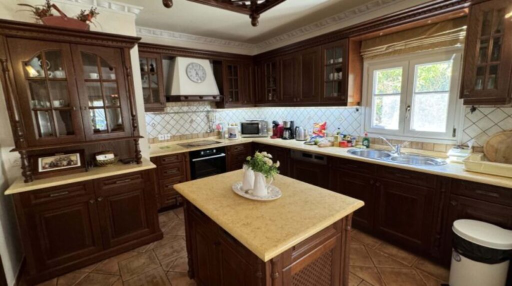 Luxury 4 Bedroom Beachfront Villa with Private Pool in Kassiopi, North East Corfu (12)