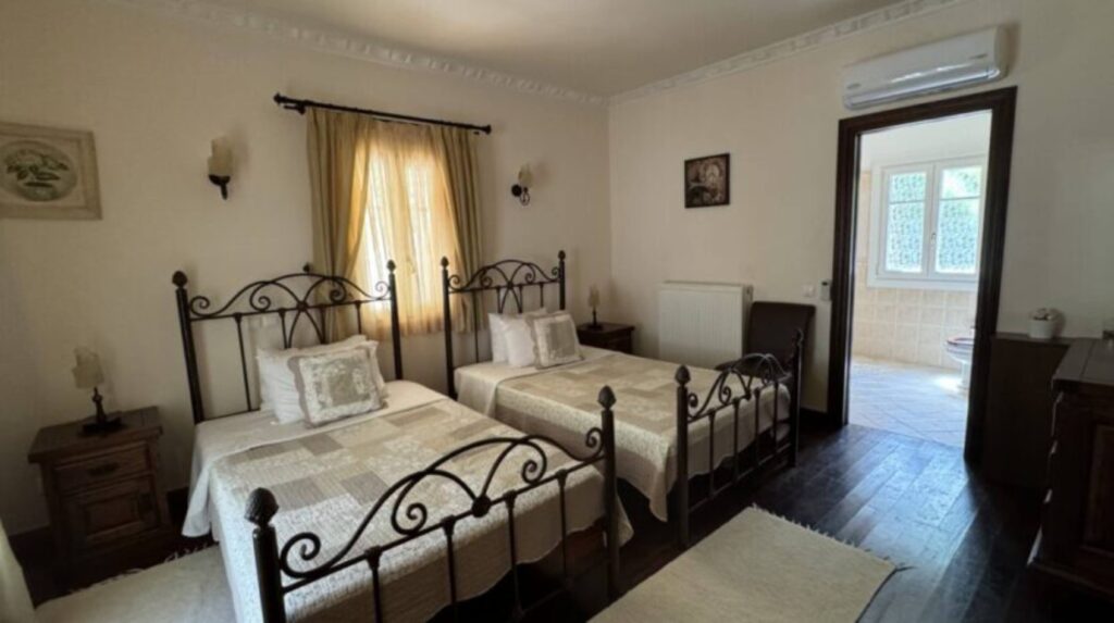 Luxury 4 Bedroom Beachfront Villa with Private Pool in Kassiopi, North East Corfu (15)