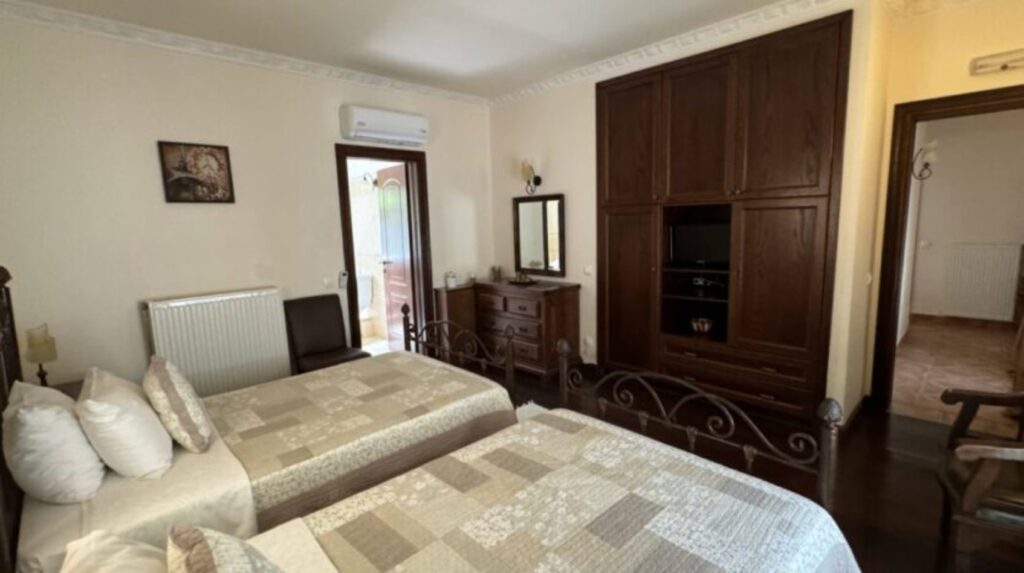 Luxury 4 Bedroom Beachfront Villa with Private Pool in Kassiopi, North East Corfu (16)