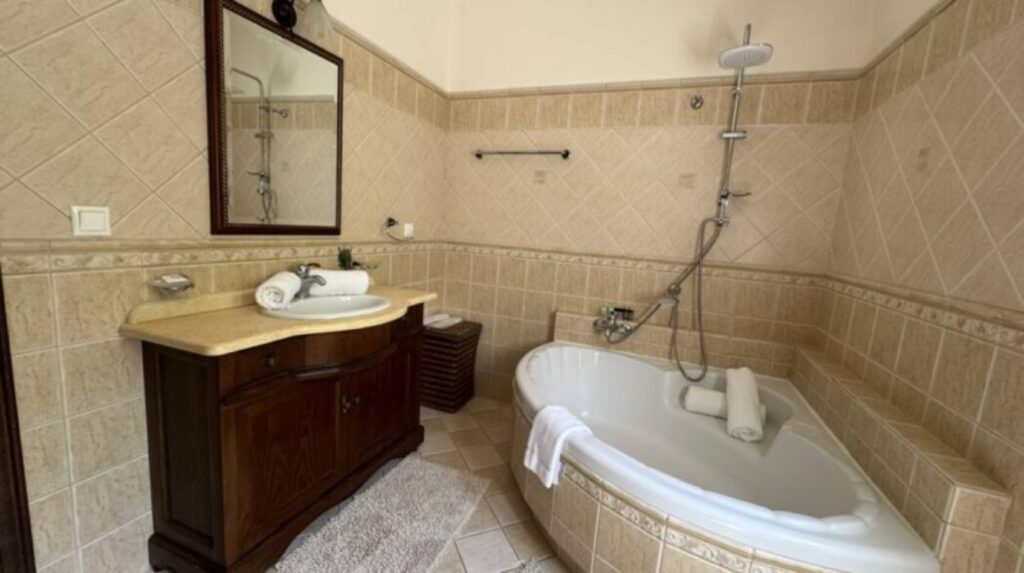 Luxury 4 Bedroom Beachfront Villa with Private Pool in Kassiopi, North East Corfu (17)
