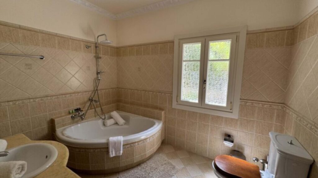 Luxury 4 Bedroom Beachfront Villa with Private Pool in Kassiopi, North East Corfu (18)