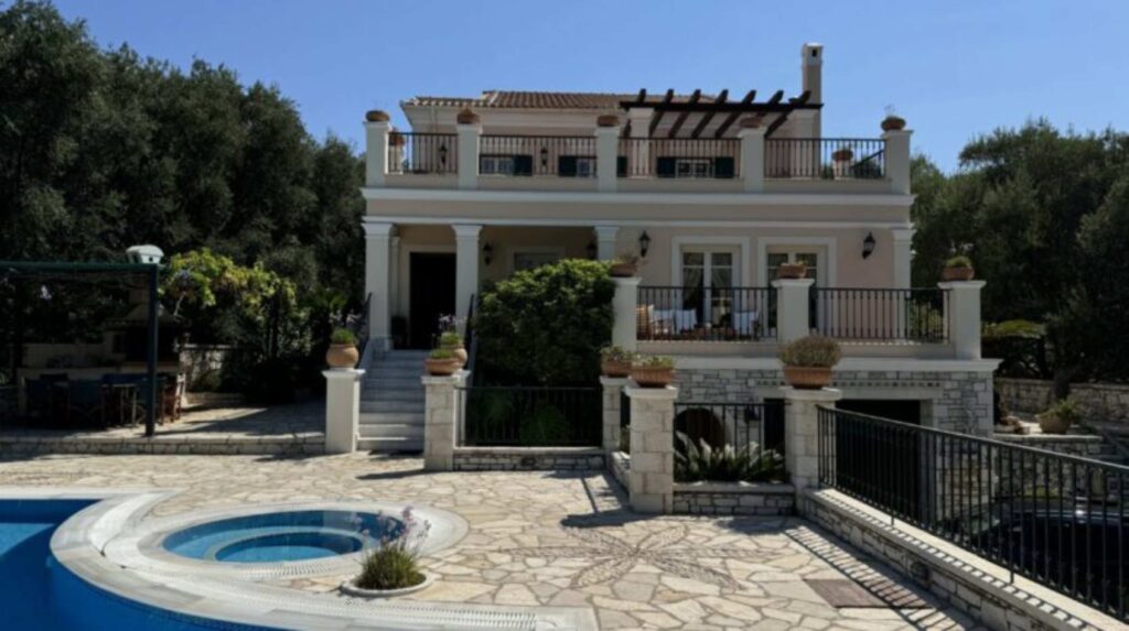 Luxury 4 Bedroom Beachfront Villa with Private Pool in Kassiopi, North East Corfu (2)